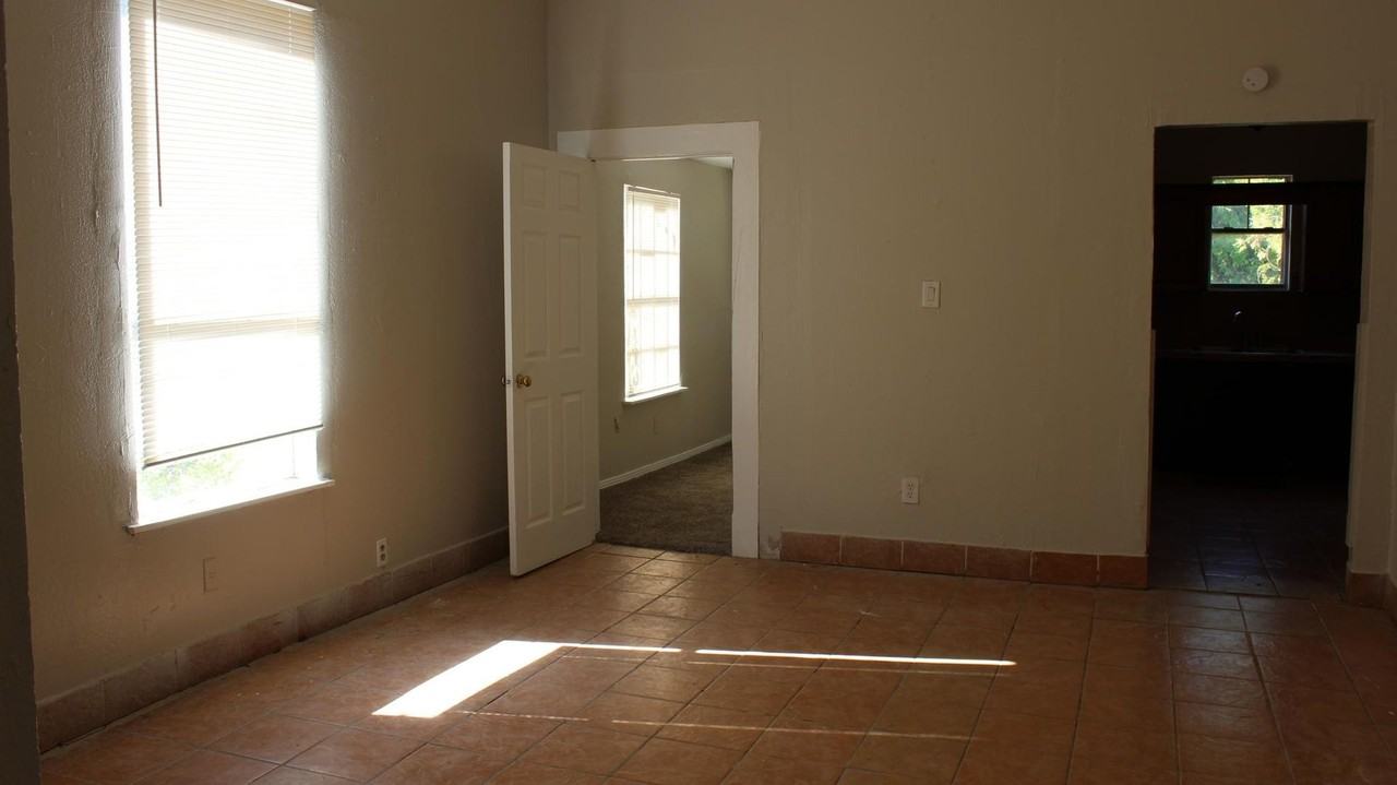 713 Sabine St - Photo 7 of 7