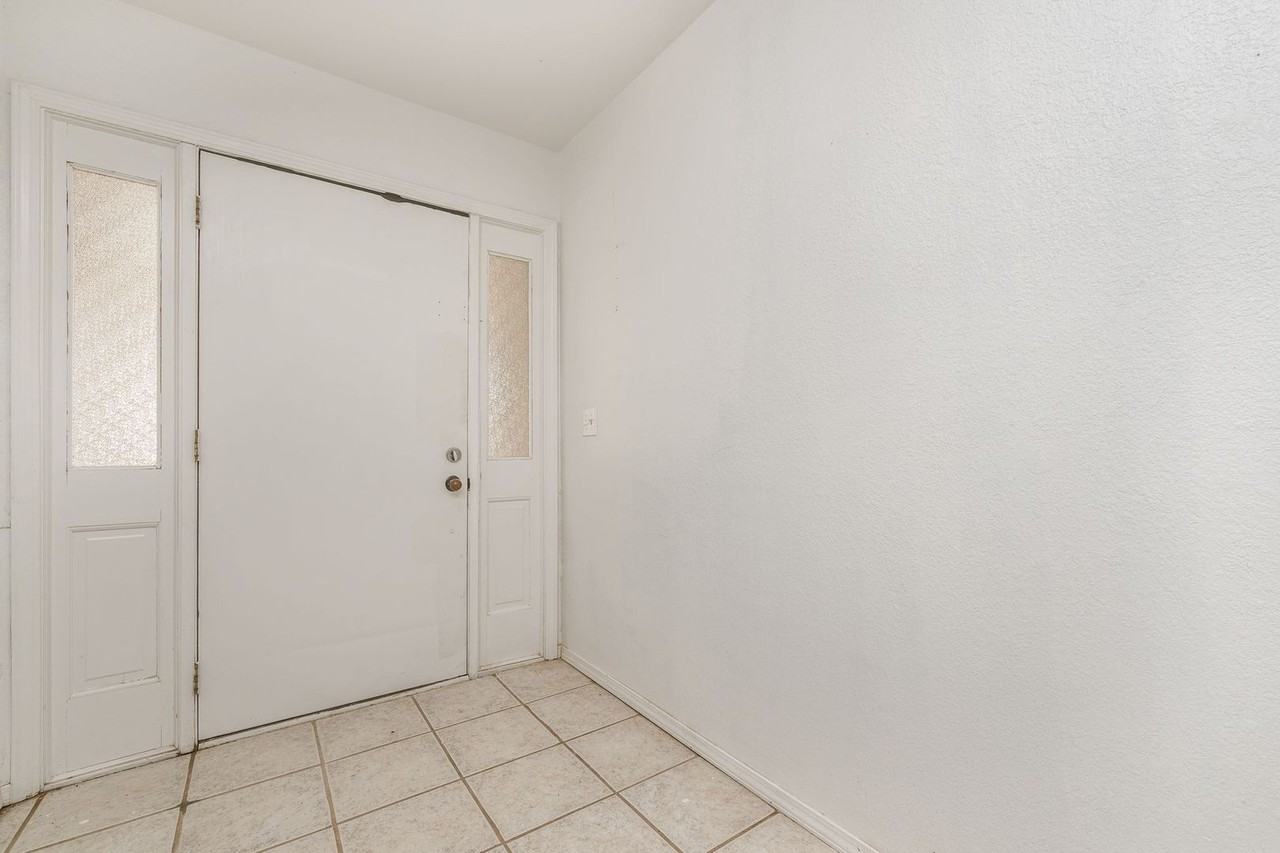 3103 Sw 27th Ave - Photo 3 of 18