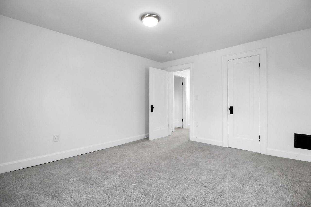 587 S Ogden Ave - Photo 2 of 50