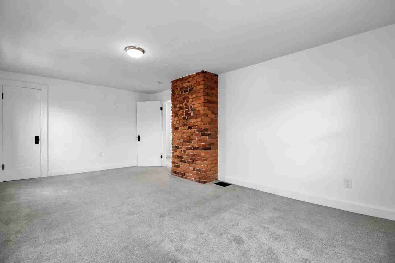 587 S Ogden Ave - Photo 3 of 50