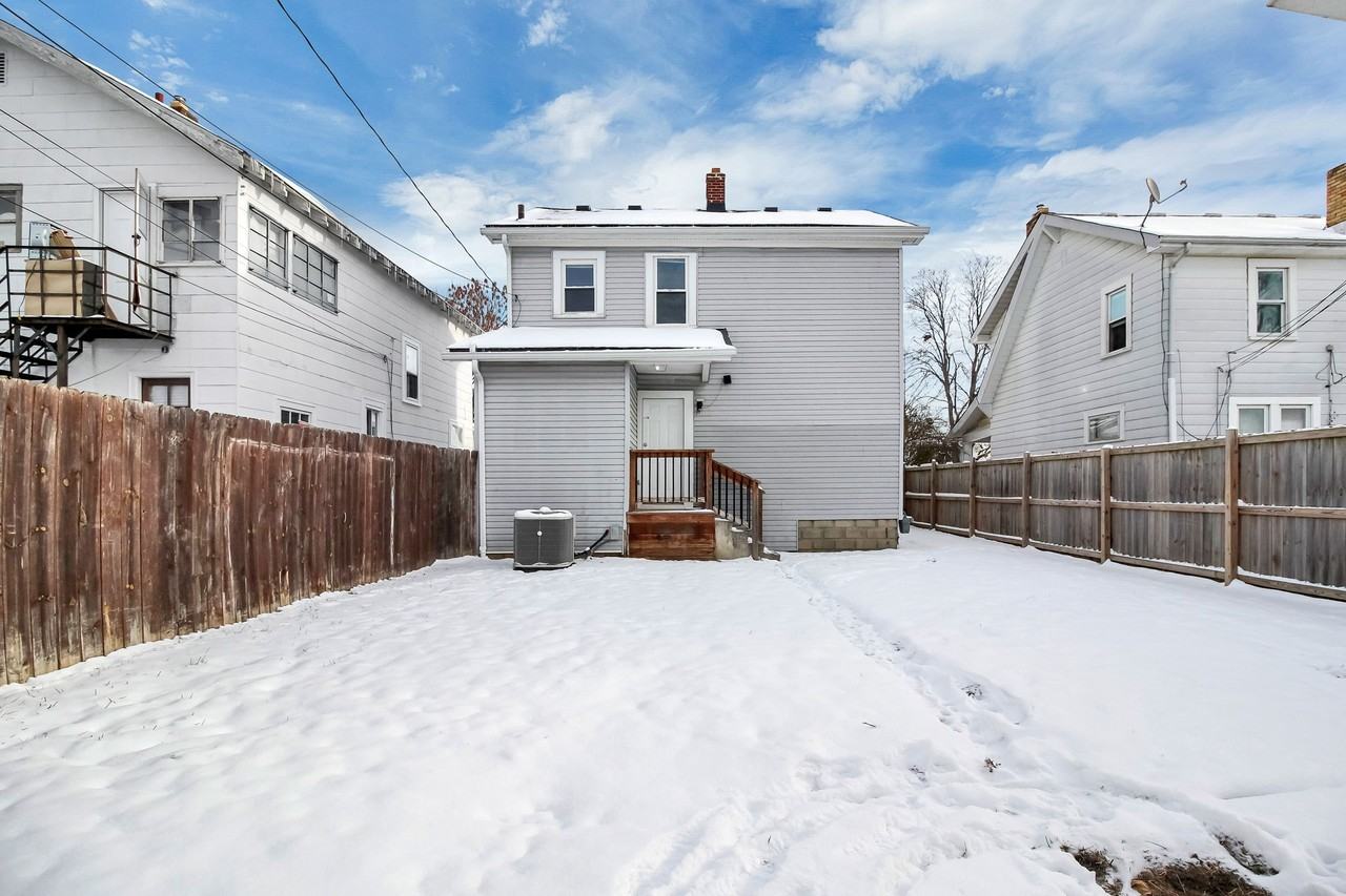587 S Ogden Ave - Photo 4 of 50