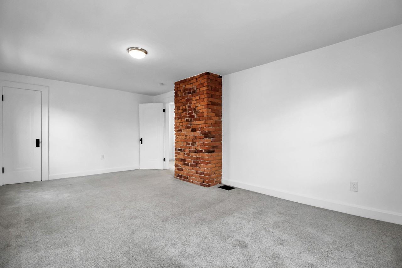 587 S Ogden Ave - Photo 5 of 50