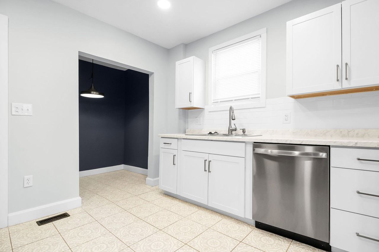 587 S Ogden Ave - Photo 6 of 50