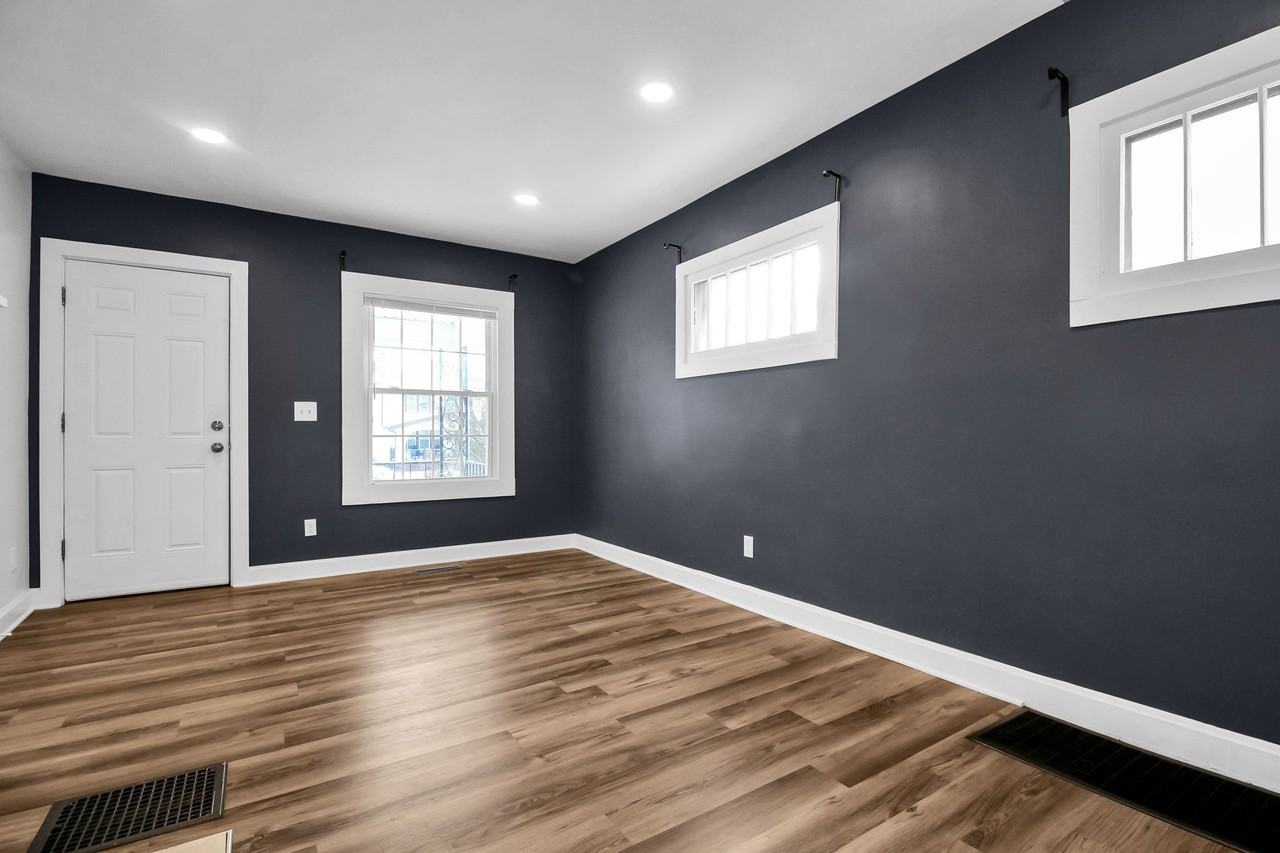 587 S Ogden Ave - Photo 7 of 50