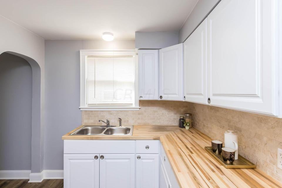 973 Kelton Ave - Photo 2 of 19