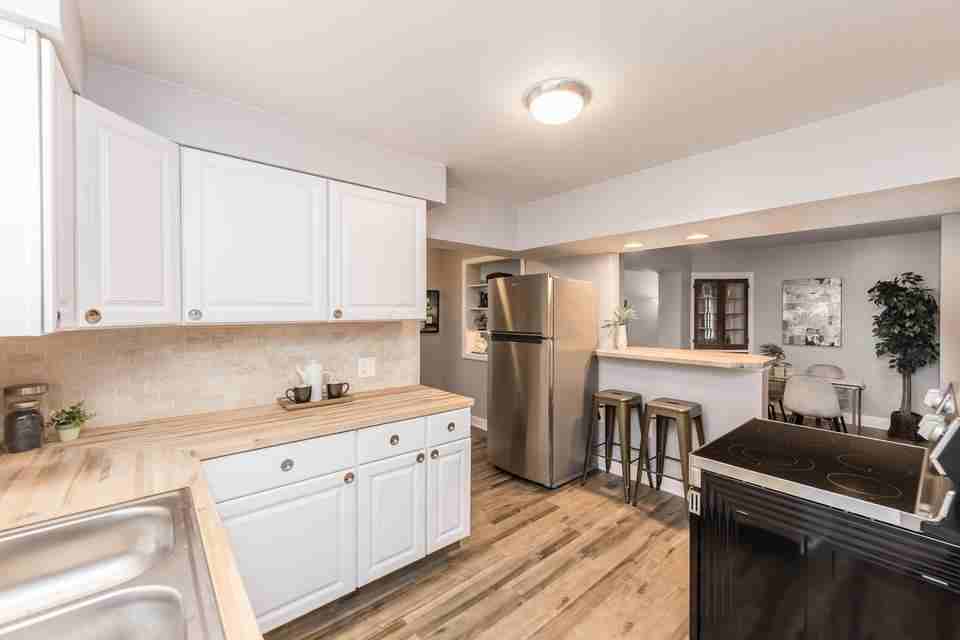 973 Kelton Ave - Photo 4 of 19