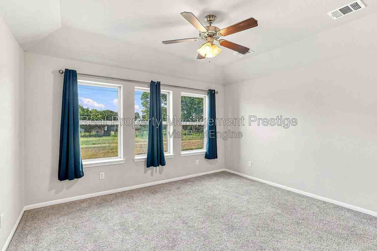 7333 Hinsdale Dr - Photo 3 of 15