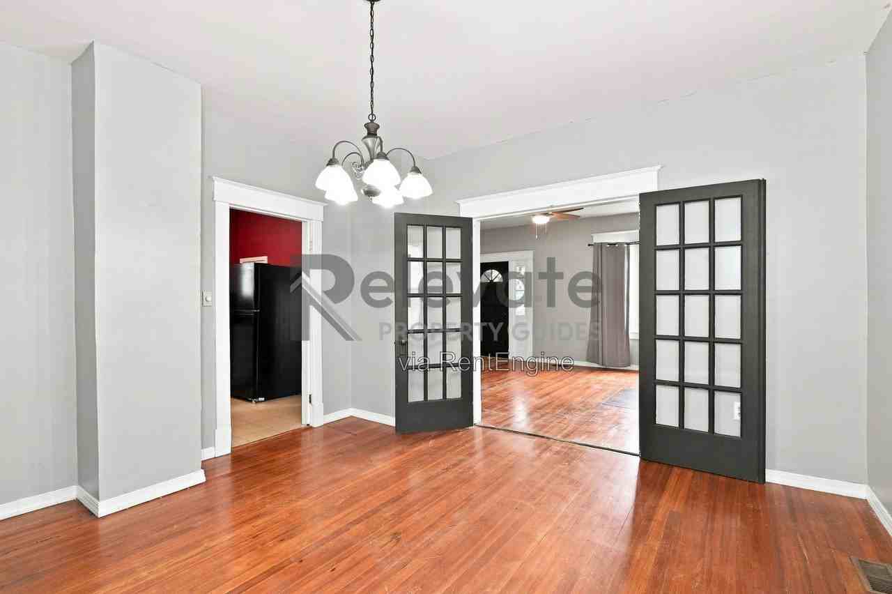 218 Hamilton Ave - Photo 7 of 16