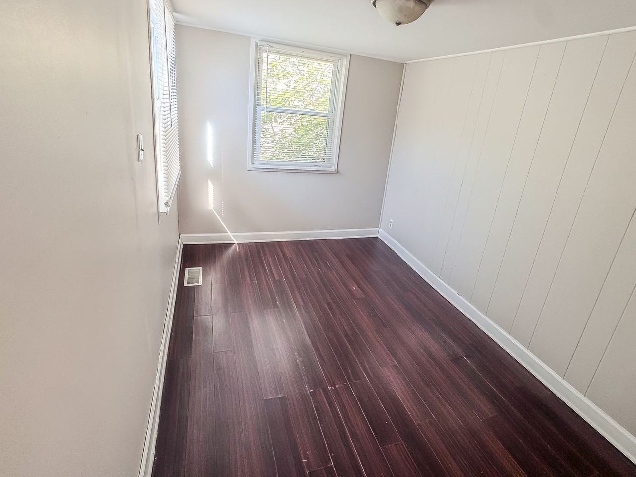 16184 Hauss Ave - Photo 3 of 11