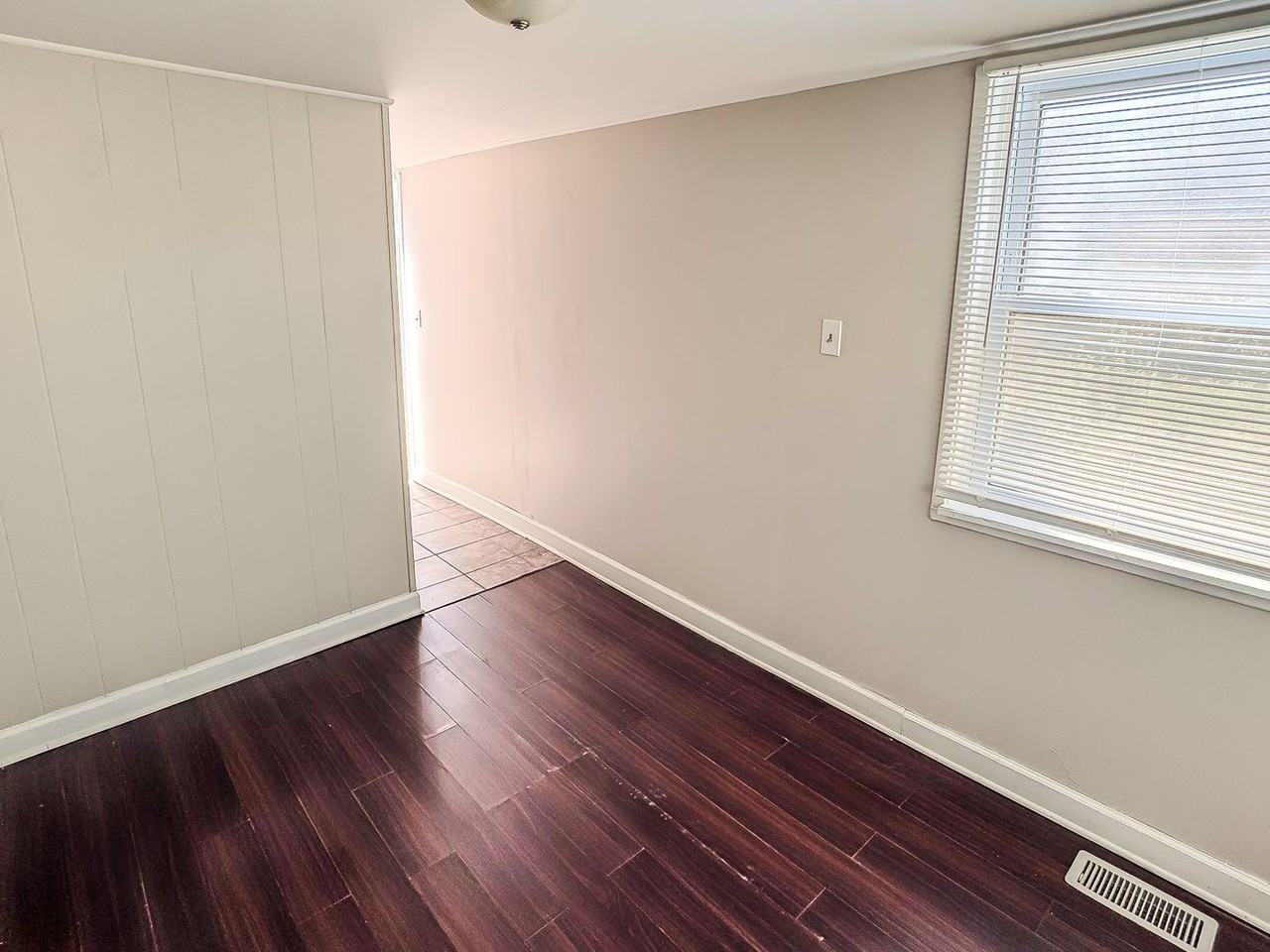 16184 Hauss Ave - Photo 4 of 11