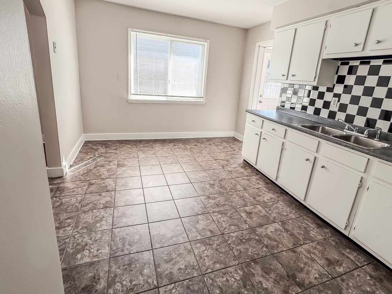 16184 Hauss Ave - Photo 7 of 11