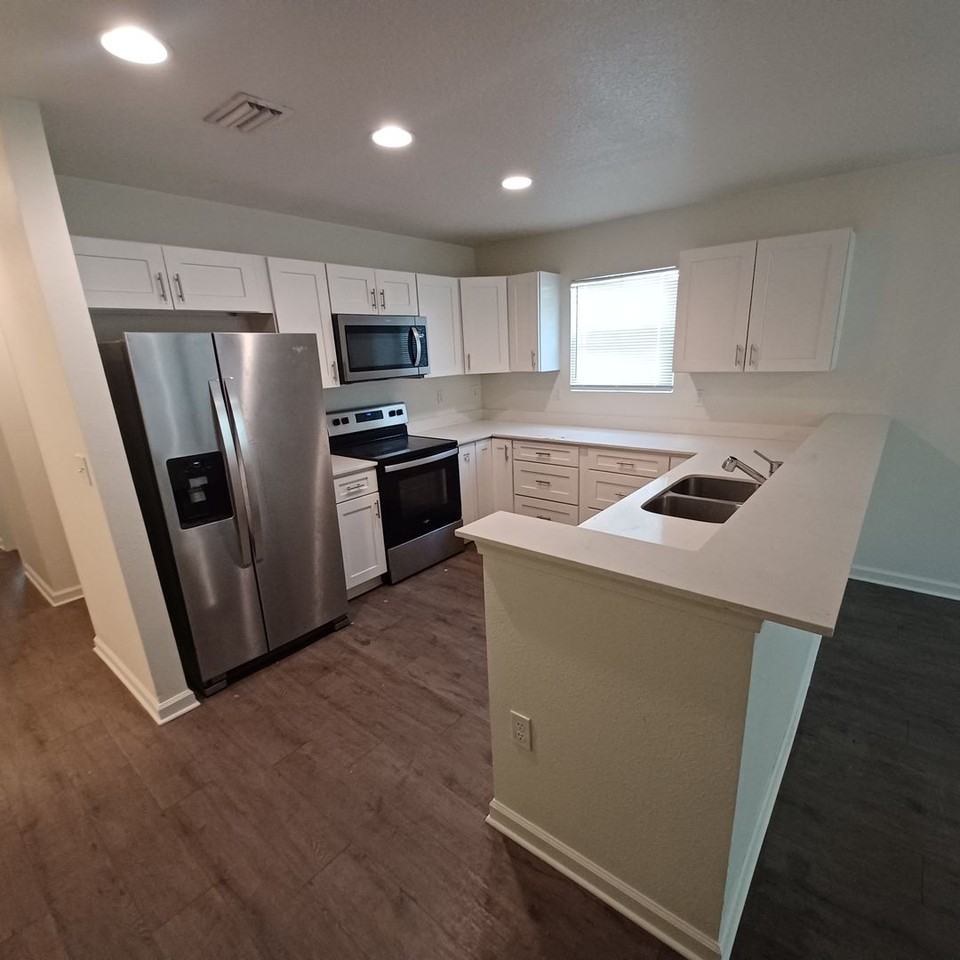765 W 6th St - Photo 6 of 24