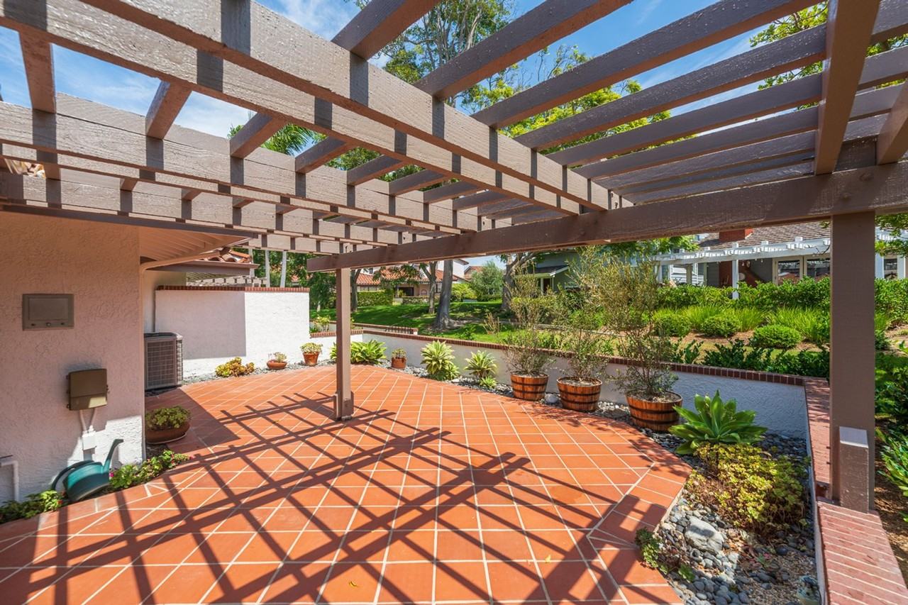 16 Sausalito Cir W - Photo 2 of 41