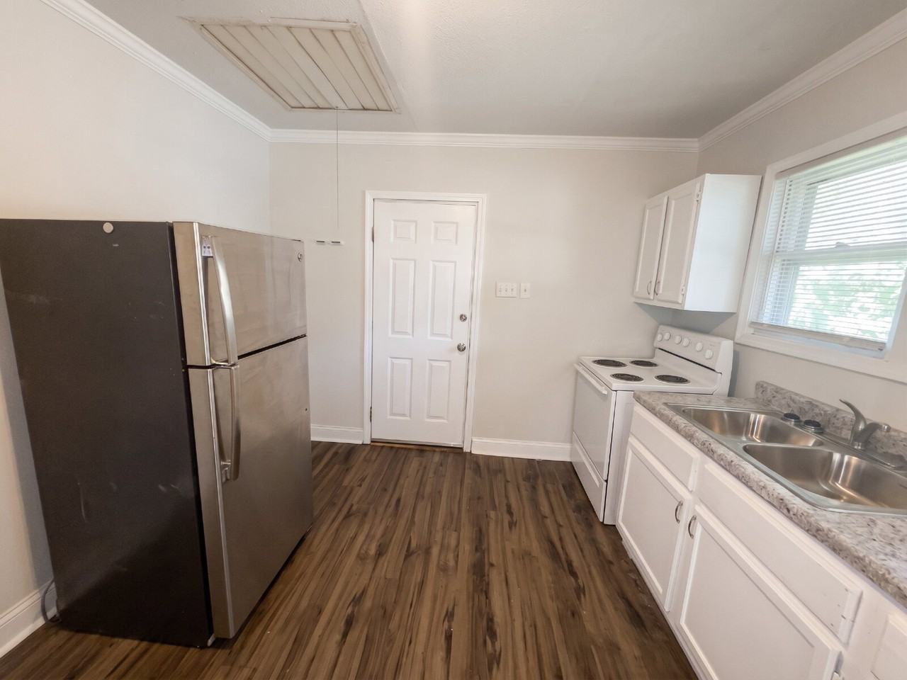 9423 Bristol Ave - Photo 6 of 13