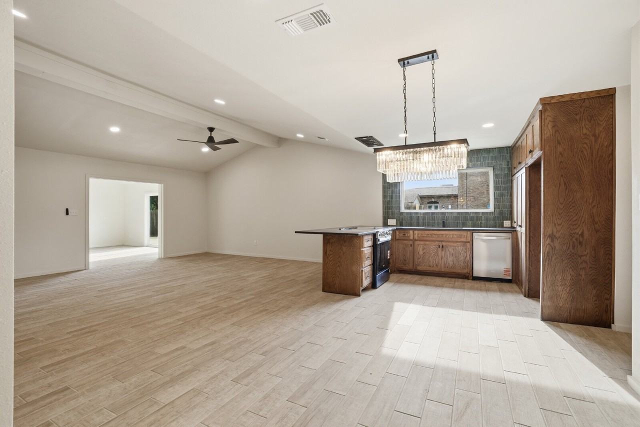 3502 77th Dr - Photo 6 of 30