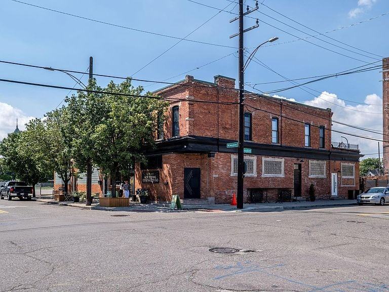 453 E Milwaukee St - Photo 5 of 23