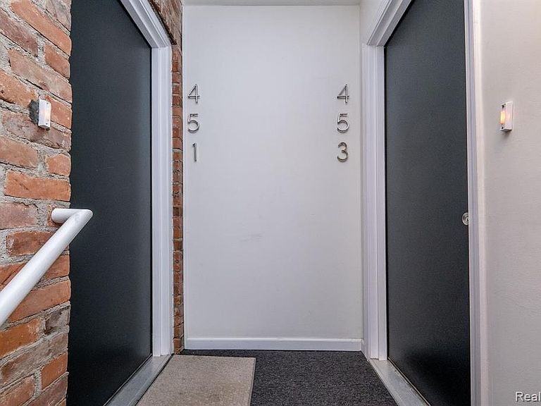 453 E Milwaukee St - Photo 7 of 23