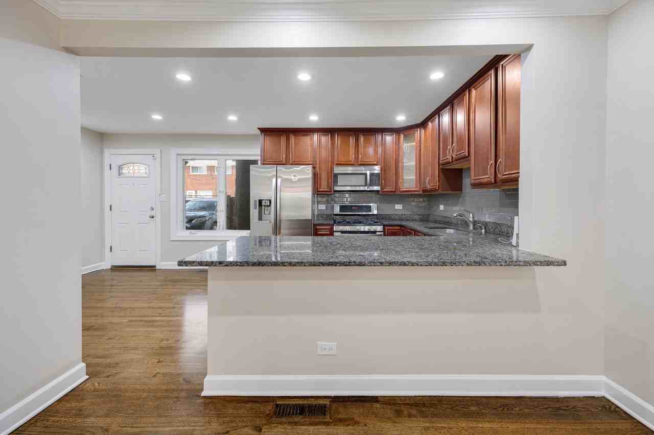 1715 W Thome Ave #NONE - Photo 4 of 16