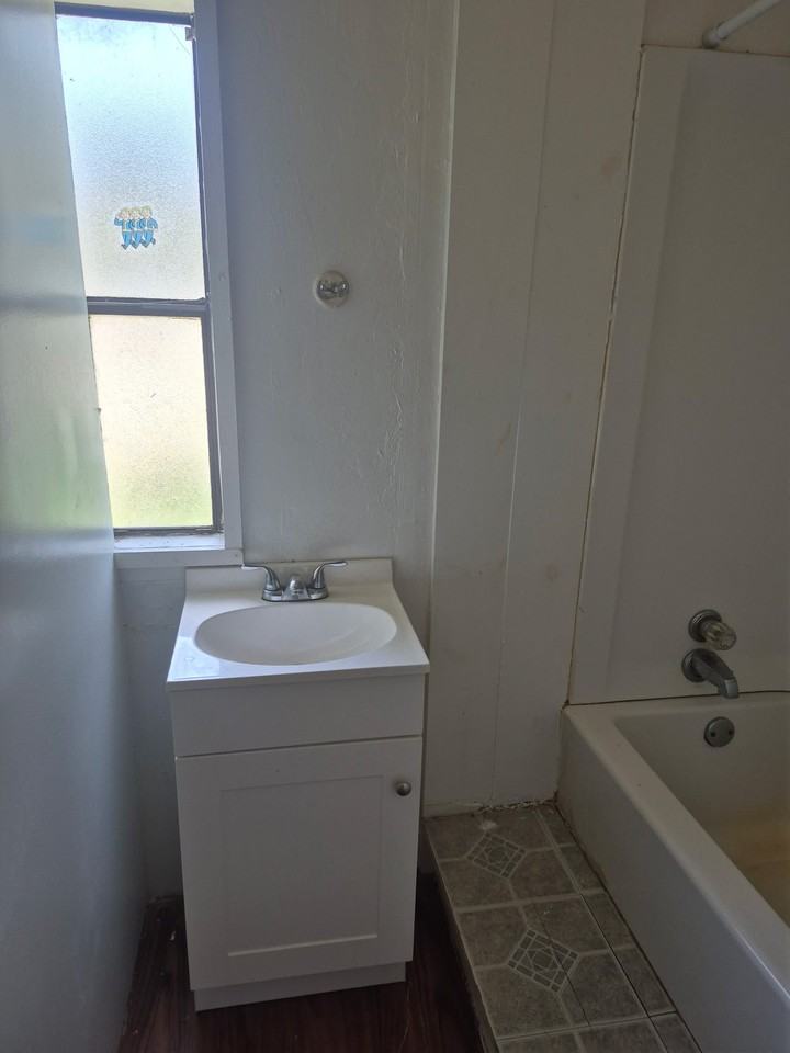 11804 Tipton Ave - Photo 4 of 7