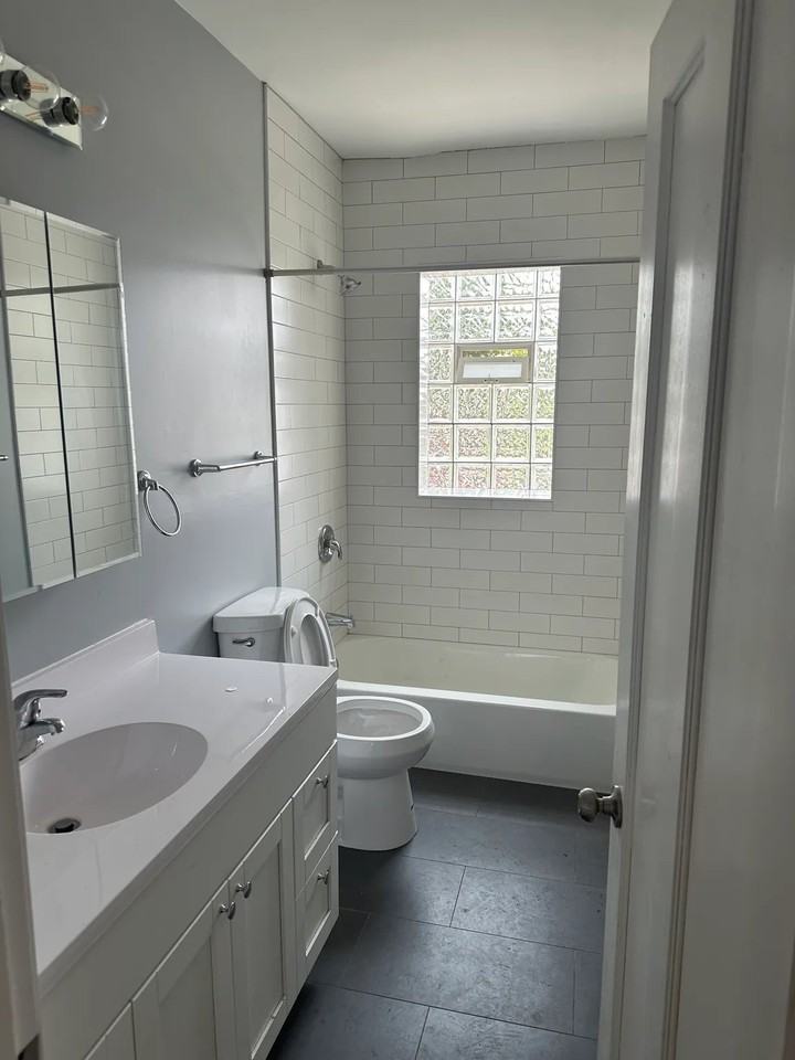 2416 N Kilbourn Ave #2422-2 - Photo 5 of 10