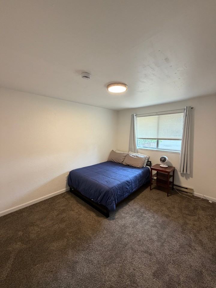 12507 42nd Ave Ne - Photo 4 of 5