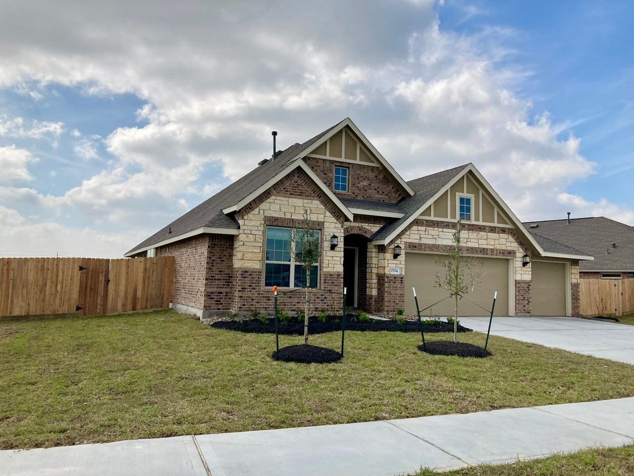 15334 Lake Front Dr - Photo 2 of 5