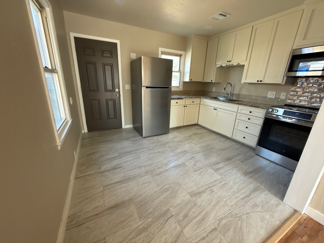 3623 S Ong St - Photo 3 of 9