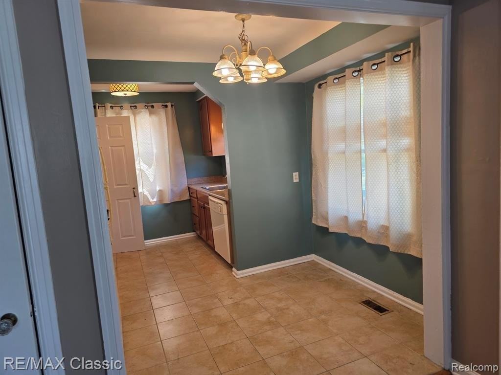 3366 Ellwood Ave - Photo 3 of 13
