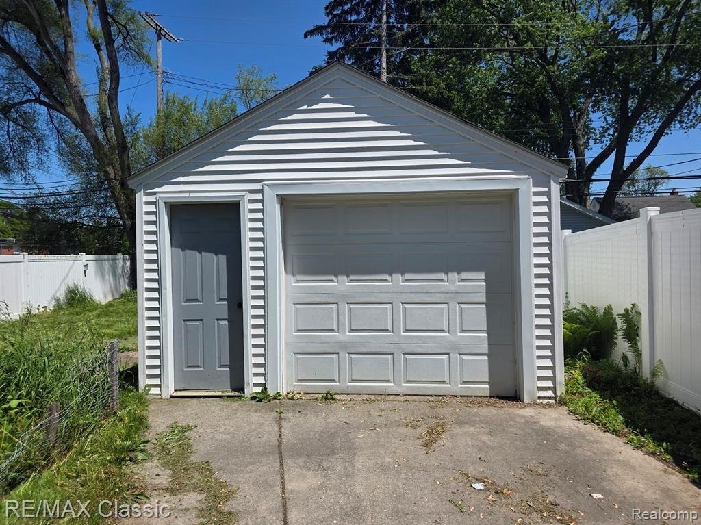 3366 Ellwood Ave - Photo 3 of 3