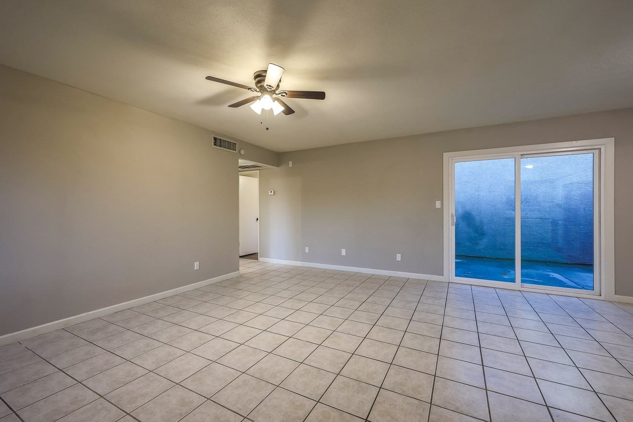 2611 E Maryland Dr - Photo 4 of 17