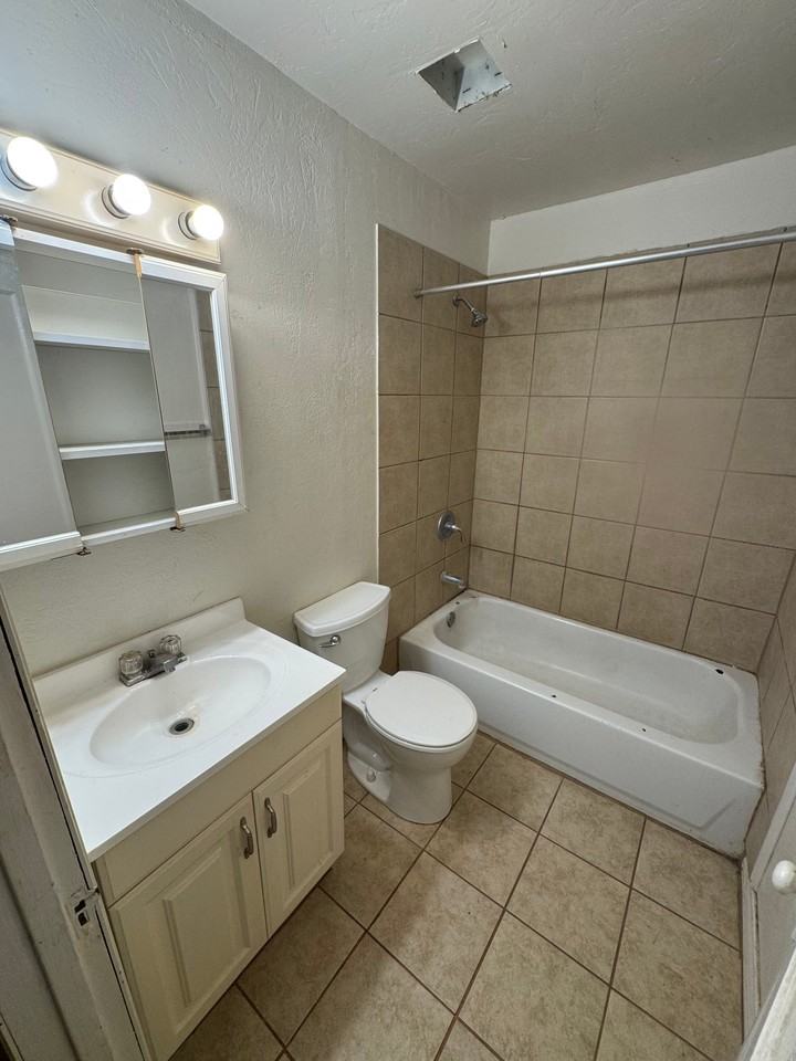 211 Sw 36th Ave - Photo 7 of 17