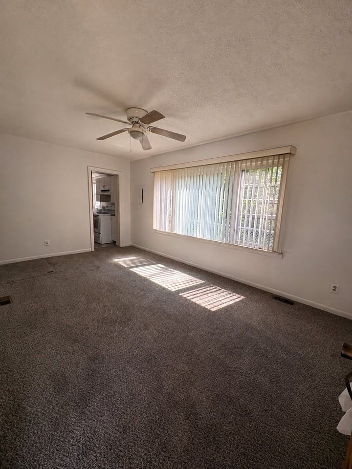 8060 Lenore St - Photo 3 of 12