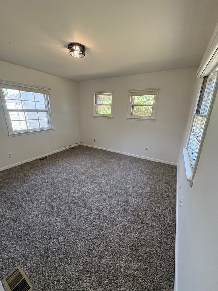 8060 Lenore St - Photo 5 of 12