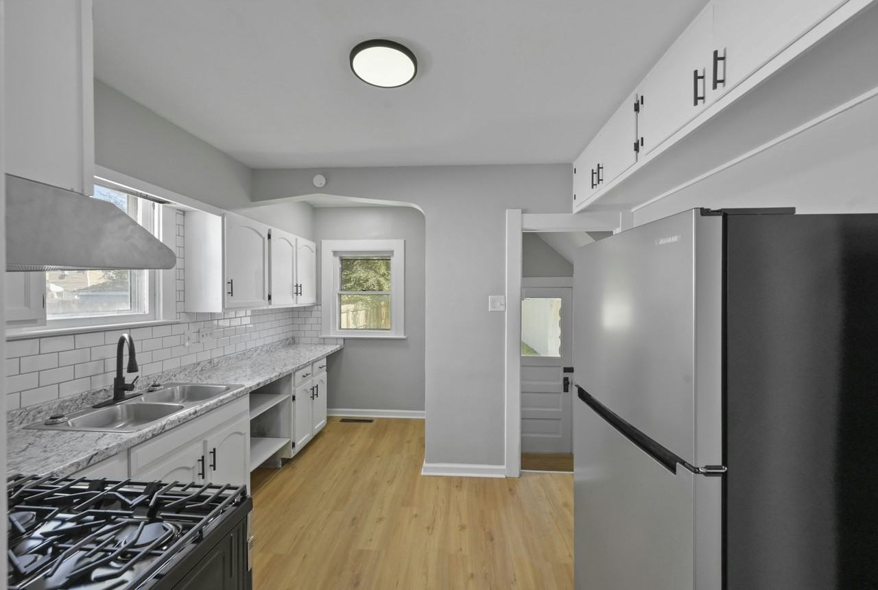 4636 Commonwealth Avenue - Photo 3 of 16