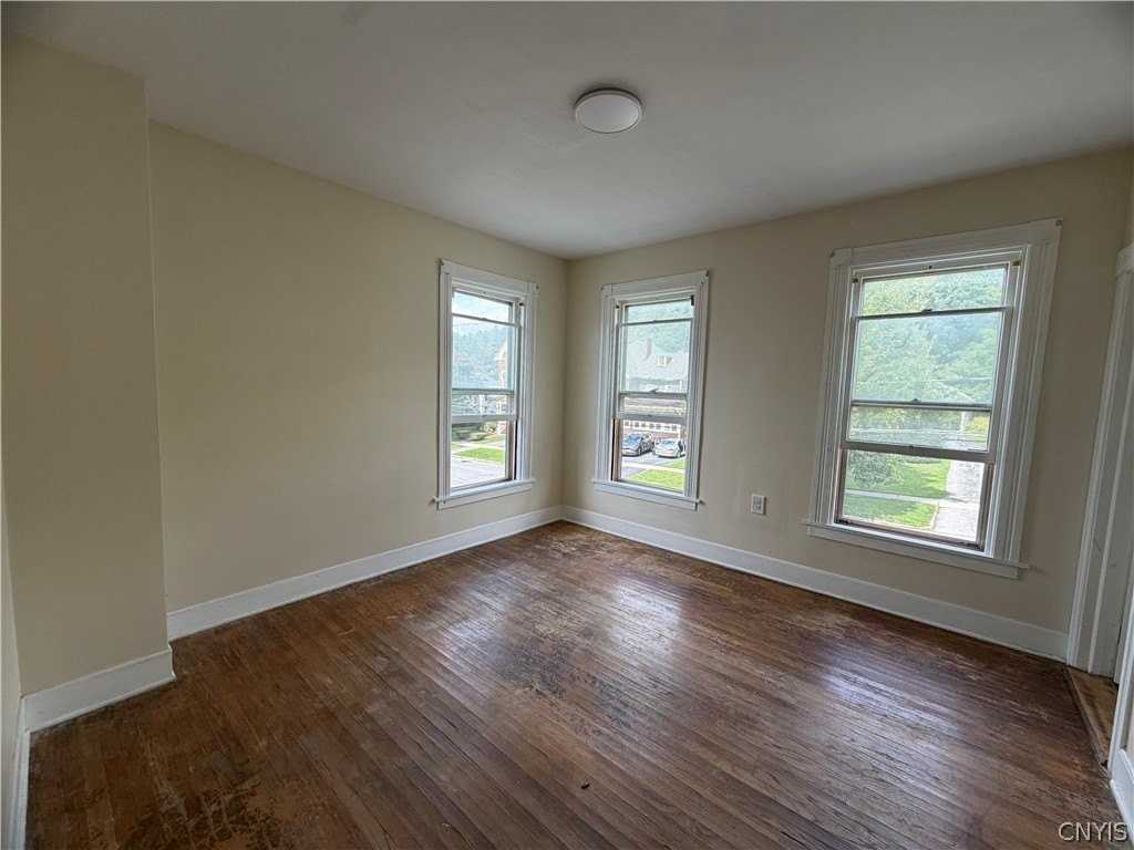 551 E Gansevoort St - Photo 3 of 10