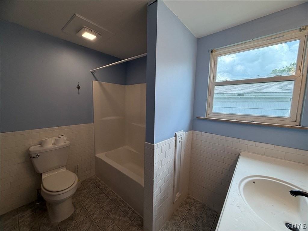 551 E Gansevoort St - Photo 4 of 10