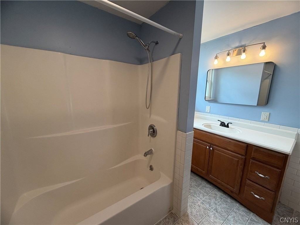 551 E Gansevoort St - Photo 5 of 10