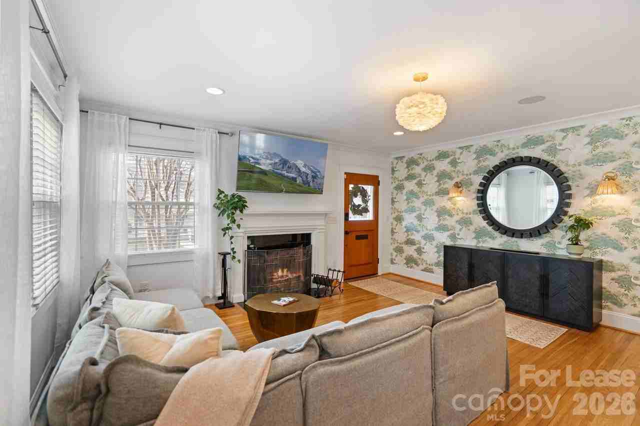 425 E Tremont Ave - Photo 5 of 42