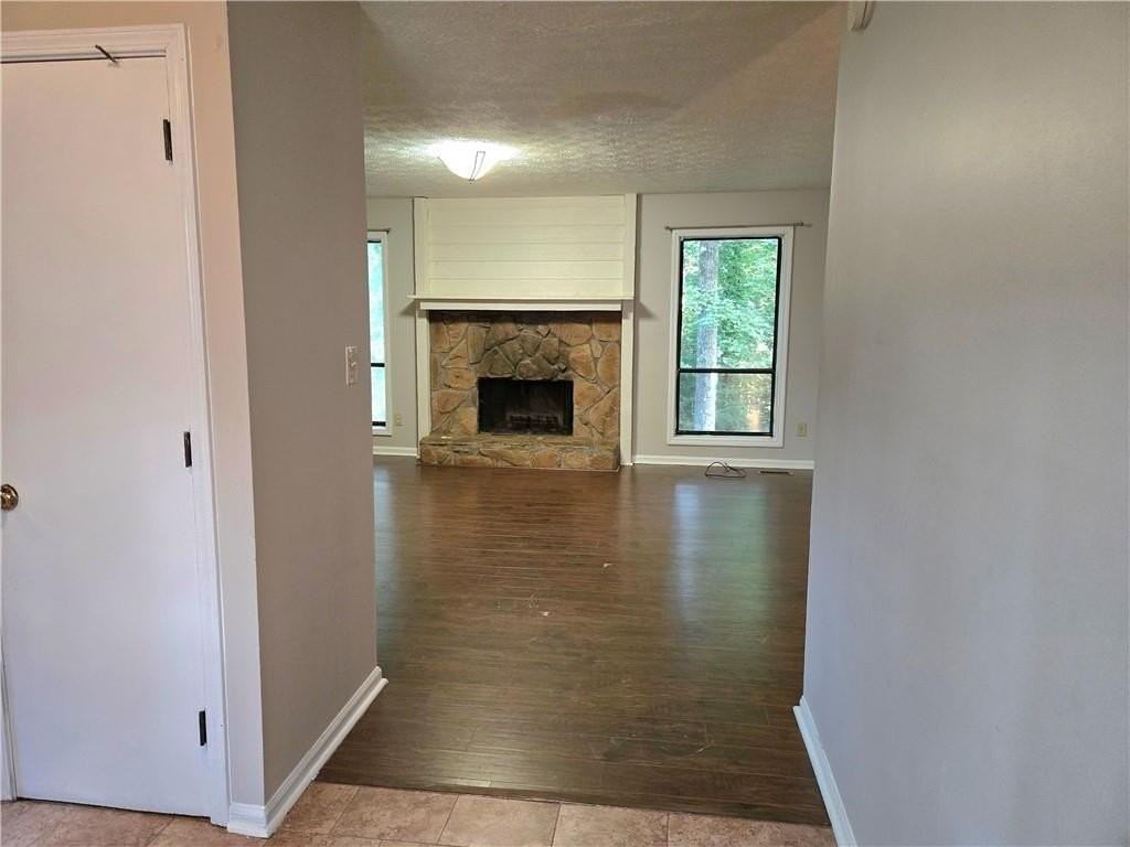 2982 Hillwood Dr - Photo 5 of 28