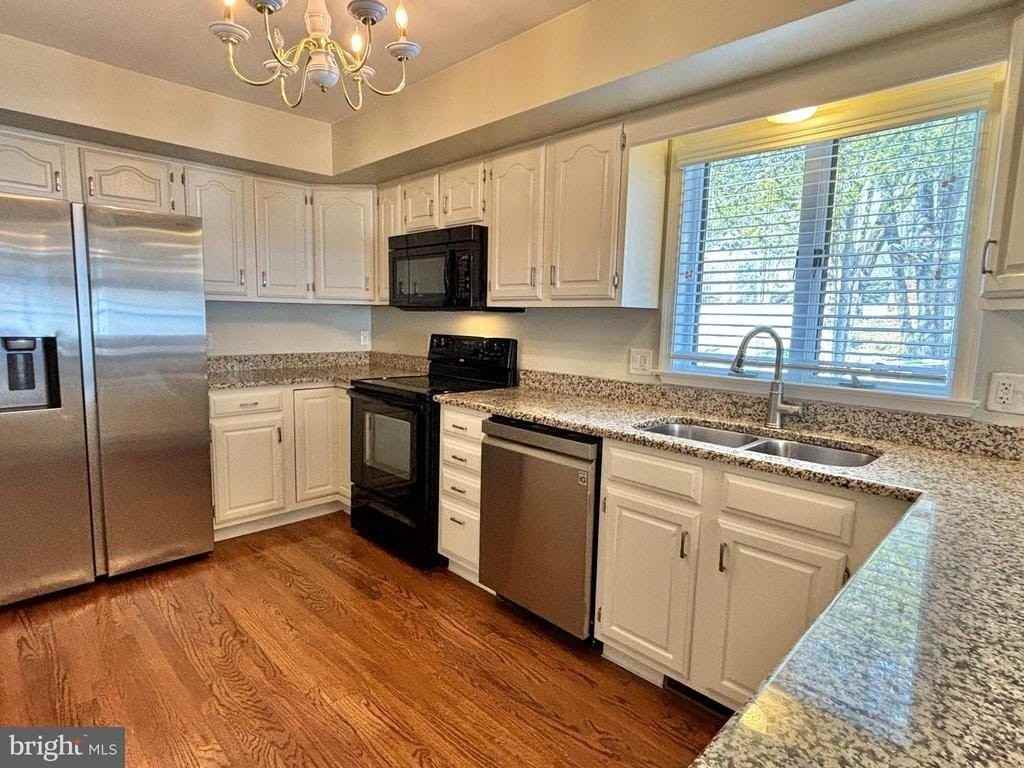 498 Dean Dr - Photo 4 of 35