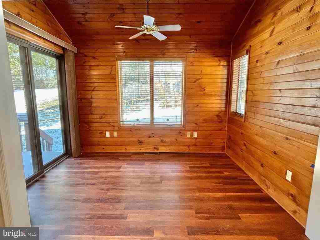 498 Dean Dr - Photo 7 of 35