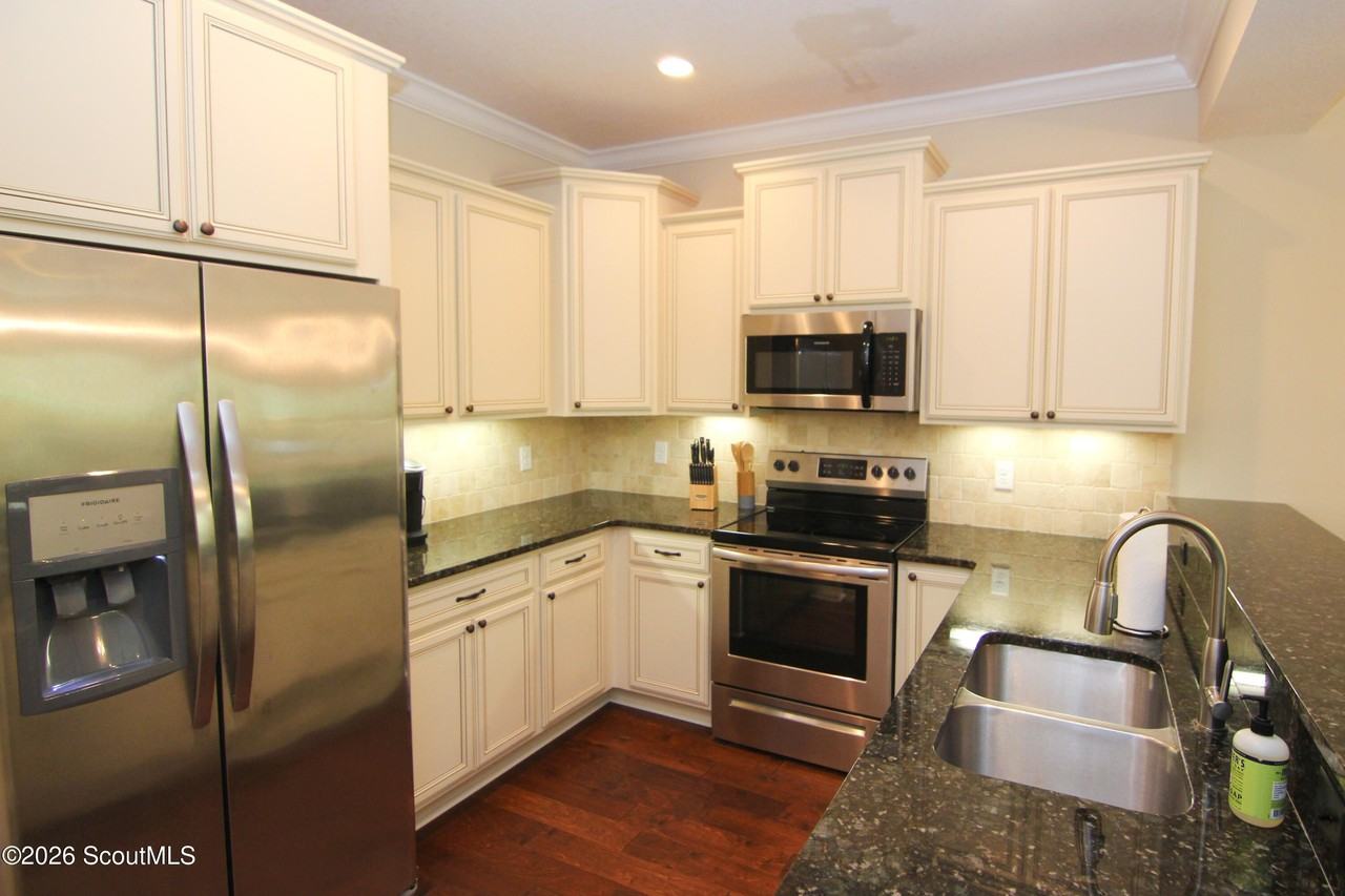 905 Mariners Cir - Photo 6 of 33