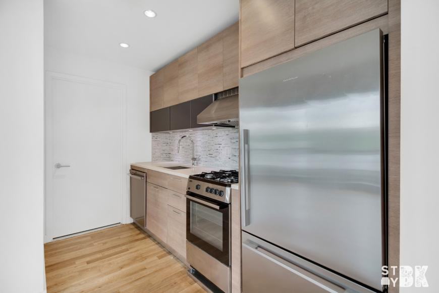 333 Greene Ave - Photo 6 of 10