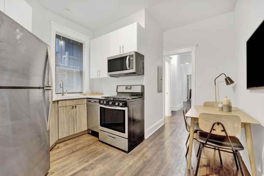 1004 W Dakin St - Photo 5 of 10