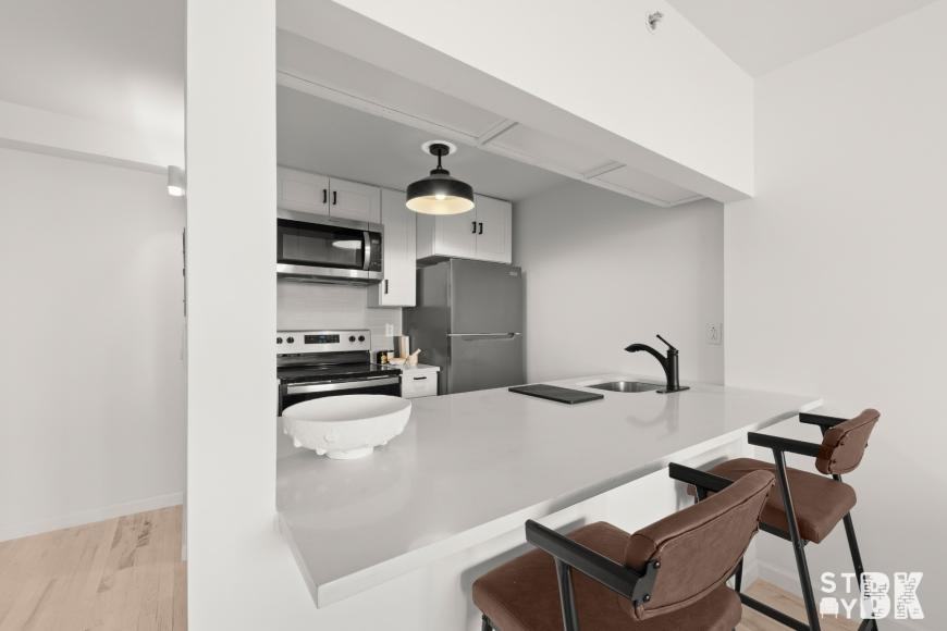 350 Grove St - Photo 5 of 10
