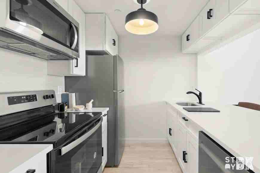350 Grove St - Photo 7 of 10