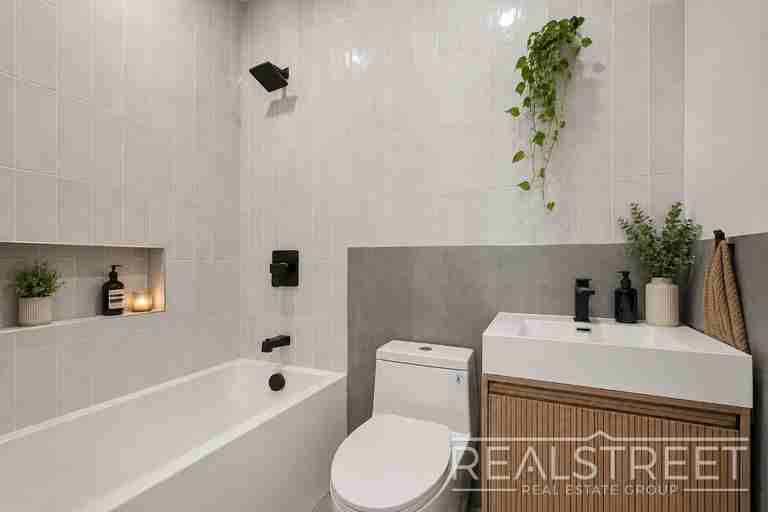 3092 Farragut Rd - Photo 5 of 7