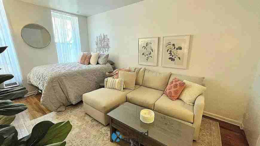 247 E 52nd St - Photo 3 of 6