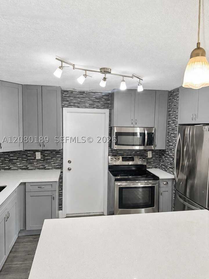 5603 Nw 48th Ter - Photo 6 of 31