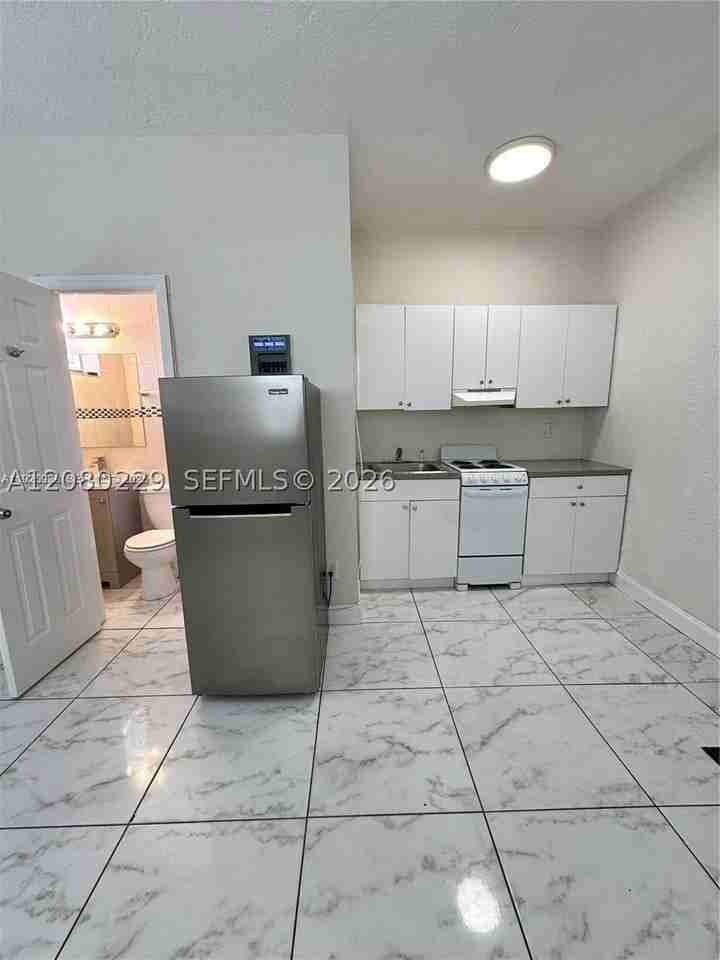 912 Nw 9th Ave #8 - Photo 2 of 10
